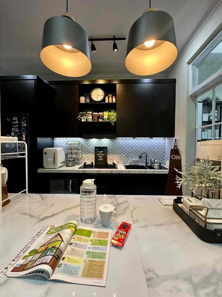 • Dream Kitchen Story •

Hello, O!House friends, dapur Himfari's House direnovasi di tahun 2021. Berikut pertimbanganku dalam mewujudkan dapur impian:
- layout dapur menyesuaikan space yang ada: dapur segaris dan menyatu dengan ruang makan;
- table top dapur dan meja makan terbuat dari bahan cor dan finishing granit tile yang menurut aku low maintenance;
- backsplash dapur menggunakan keramik mermaid tiles (ini wishlist aku banget 😍)
- kitchen kabinet simpel tanpa ornamen maupun handle (aksen finger groove saja untuk membuka pintu/ drawer);
- kitchen kabinet menggunakan bahan ACP karena awet dan anti rayap;
- tinggi kabinet atas tidak mencapai plafon karena aku kurang suka memanjat tangga untuk mengambil barang;
- terdapat space untuk memajang koleksi tumbler aku.

Kurang lebih seperti itu ya, friends, yang terpenting sesuaikan dengan kebutuhan dan kebiasaan penghuni rumah.

#MyDreamKitchen
#ldeDekorDapur
#DapurEstetik
#dapurmodern
#dapursegaris
