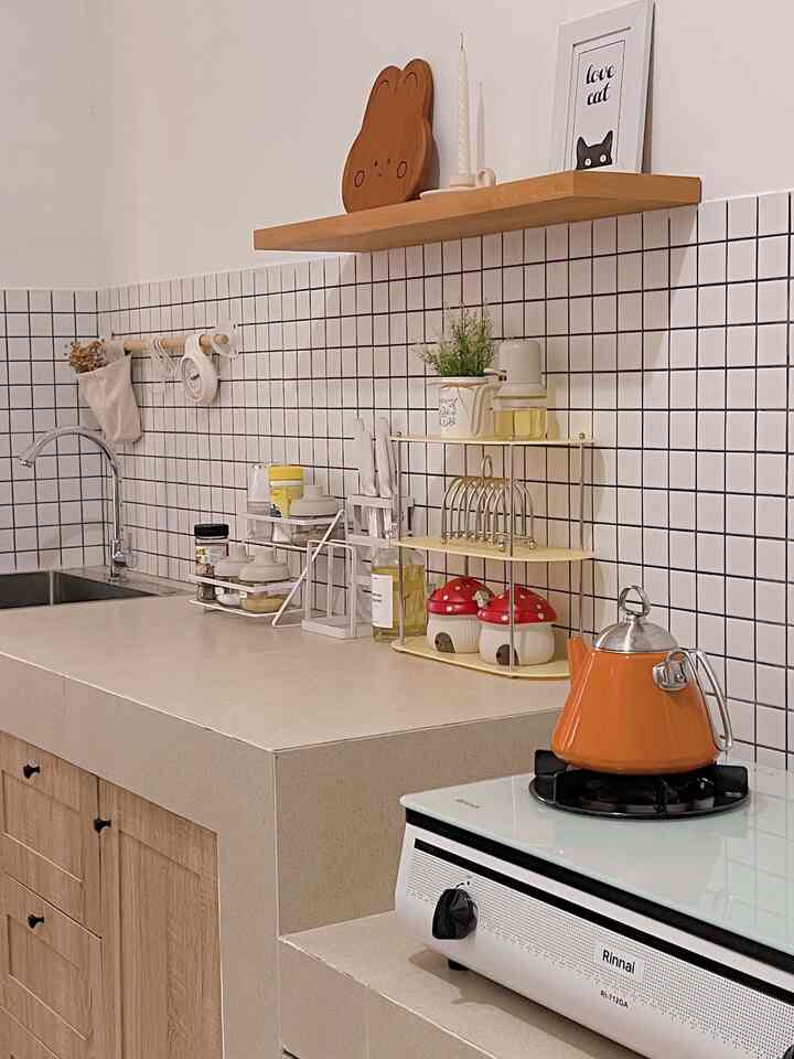 Dream kitchen

Sedikit cerita tentang dapur ini dulunya ini dapur model jaman tahun 80 an dimana meja dapur bentuknya tinggi pendek dulu warna keramiknya merah untuk merubah warna aku tutup pake sticker untuk ganti suasana yg lebih terang sambil ngumpulin dana akhirnya setelah dana terkumpul aku renov dapur ini untuk bentuk meja dapur masih sama tidak aku rubah yg aku rubah back splash dapur dan keramik mejanya trus aku tambahin rak gantung & kitchen set bagian bawah untuk back splashnya aku pakai keramik mozaik untuk tema dapurnya aku dekorasi dengan tema korean house karena kalau lihat dapurnya orang2 korea itu cakep2 lucu2 semua 
Jadi aku terapin di rumah untuk printilan aku hanya pakai rak dapur tempat bumbu & wadah pisau saja 

#mydreamkitchen
#idedekordapur
#dapurestetik
#koreanhouse
#minimalis 
#homedecore