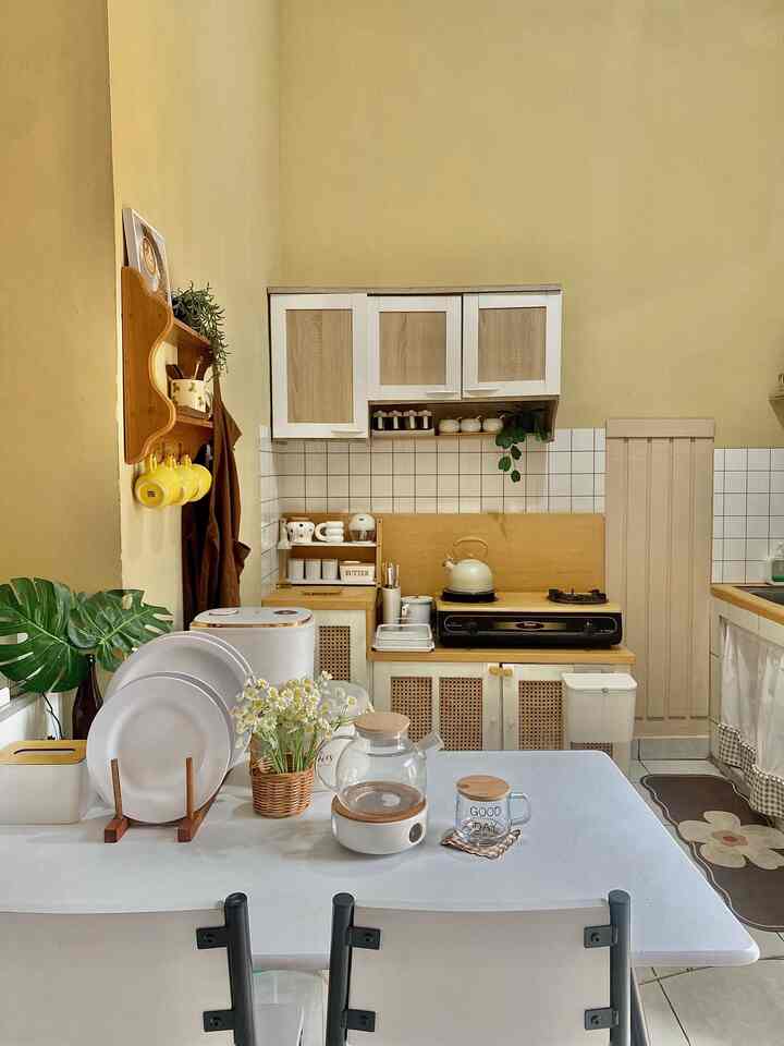 Dapur adalah tempat ibu menciptakan resep yang enak , dan resep utama adalah cinta 🤍✨

Cieee elahh 😁 biar makanan ibu enak dapurnya harus rapi trus printilannya otomatis  kudu yang lucuk , aku tipe yang liat barang lucuk beli😁 ini termasuk salah satu cara buat mewujudkan dream kitchen versiku , Tema white and wood menambah kesan sedikit lega di dapur segaris ini🤍✨

#MyDreamKitchen
#IdeDekorDapur
#DapurEstetik
#RumahDinas
#AsramaBrimob
#RumahRantau
#Pontianak