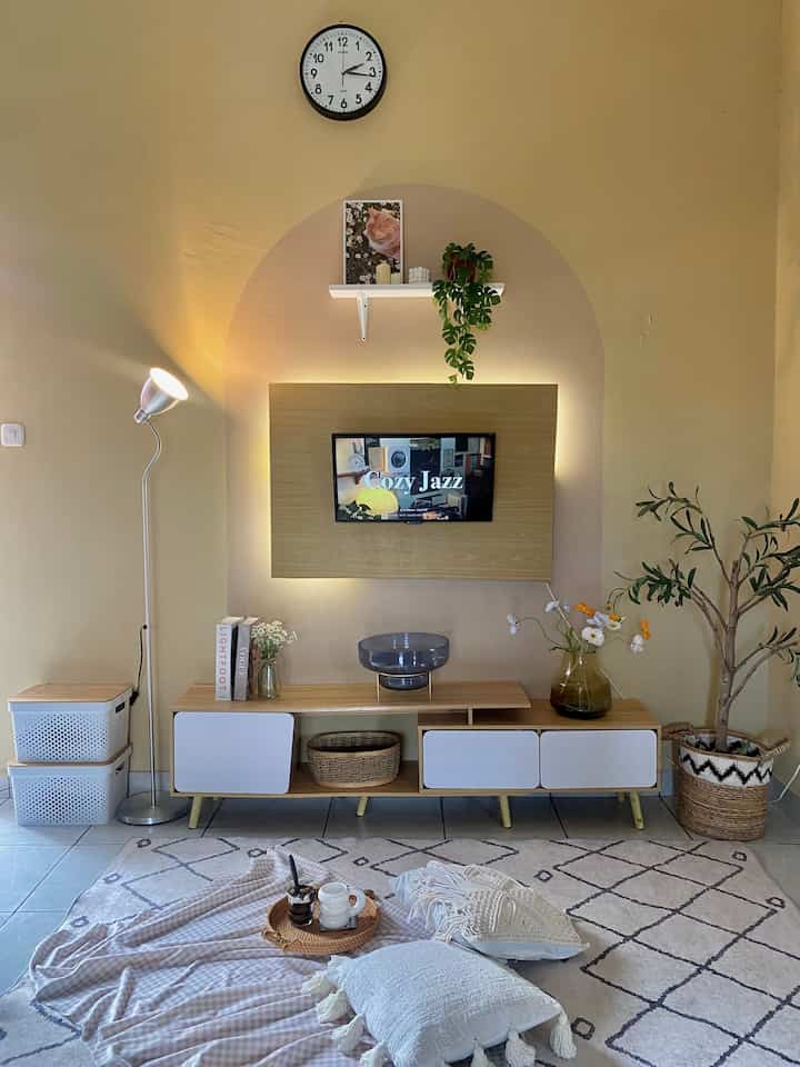 Dekorasi yang lowbudget dari meja tv yang cuma 300 ribuan , standing lamp 300 ribuan juga lalu sedikit diy wallart dan backdrop tv trus itu printilannya serba mursida semua ✨✨

Cahaya dari lampu strip dan standing menciptakan ambiance yg cozy dan hangat 🤍✨

#livingroomstyling
#dekorasilivingroom
#livingroommakeover
#rumahdinas
#rumahrantau
#asramabrimob
#pontianak
