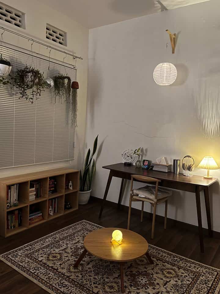 Salah satu kunci agar kamar terasa lebih nyaman dan cozy adalah adanya pencahayaan yang hangat. Hal tersebut dapat diraih dengan menggunakan bohlam/bulb dengan tone  kekuningan. 

Maka dari itu, dalam rangka menjadikan kamar saya menjadi tempat yang nyaman, saya memilih berbagai jenis mood lamp yang diletakkan diatas meja maupun digantung. 

Salah satu mood lamp favorit saya adalah lampu kecil berbentuk bulan. Selain bentuknya yang mungil dan cahayanya yang cukup terang, tekstur pada lampu tersebut pun sangatlah realistik sehingga menarik untuk dilihat.

Penempatan lampu pun sangat berpengaruh dalam menentukan ambiance serta mood dari kamar. Maka dari itu saya meletakkan berbagai lampu dengan ketinggian yang berbeda-beda, ada yang saya letakkan di meja bawah, ada yang saya letakkan di meja tinggi, dan ada yang di gantungkan. 

Dan hal terakhir yang harus dicatat jika anda memiliki banyak mood lamp adalah: don’t ever turn on the big light. Lampu utama akan mengalahkan/men-overpower cahaya dari lampu-lampu kecil yang sudah anda sebarkan diberbagai sudut ruangan. 

#koststyling
#dekorasikost
#kostmakeover
#moodlamp
#Bogor