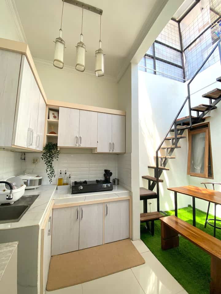 Ini adalah hasil akhir dari dapur yang sebelumnya tidak pernah terpikirkan akan menjadi seperti ini. Jadi semua ini berasal dari kesalahan saat membuat layout, maklum karena aku sendiri yang bikin😂
niat hati ingin ada taman di sebelah dapur ini, taman basah tanpa kanopi. tapi ternyata pada kenyataannya, air hujan tampias hingga membasahi sebagian besar area dapur. bahkan hingga masuk ke dalam area ruang tv.
akhirnya dialih fungsikanlah taman ini menjadi area meja makan, dengan menambah kanopi dan fiber yang transparan sehingga aman dari hujan tetapi cahaya tetap bisa masuk. 
ini memang bukan dapur impianku, tapi tetap harus disyukuri karena banyak orang yang terinspirasi dari postinganku tentang dapur ini. ❤️
#MyDreamKitchen #IdeDekorDapur #DapurEstetik #CeritaDapur #InspirasiDapur #DapurMini #Dapursemioutdoor