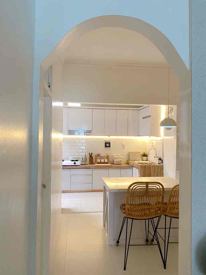 My dream kitchen.. aku mau dapur putih yang minimalist..agak susah memang karena dapur adalah pusat kegiatan rumah..supaya tidak terlalu banyak barang diluar, aku siasati dengan menyiapkan banyak tempat penyimpanan :) #MyDreamKitchen #IdeDekorDapur #DapurEstetik #homeinspo #minimalist #homedecor #aesthetickitchen