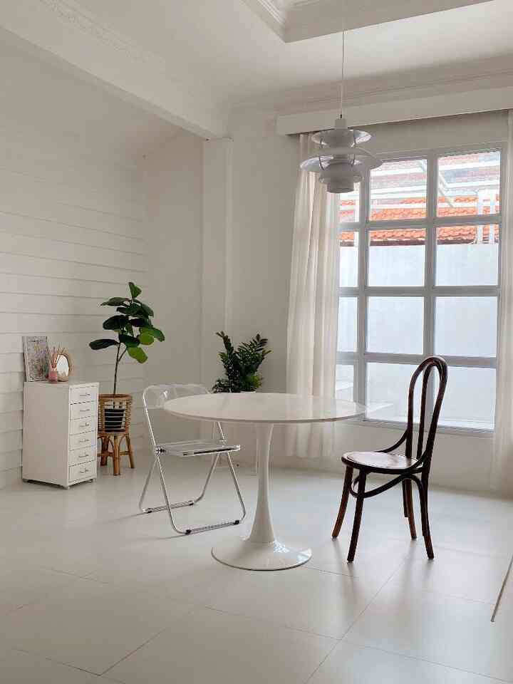 このリビング ルームで作りたい雰囲気は、ミニマリストだけど温かみのあるものです...白の他に、木や人工植物の要素も取り入れました...いくつかのオフライン ストアやマーケット プレイスから家具を選びました :) #livingroomstyling #dekorasilivingroom #livingroommakeover #minimalist #aestheticdecor