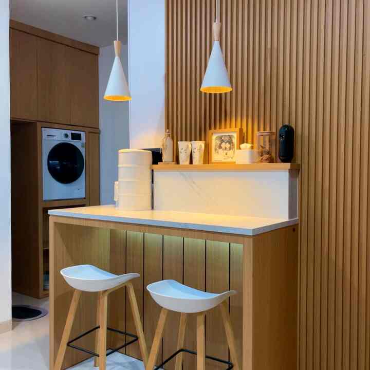 Tips ruang makan aesthetic dan tidak nampak banyak barang menumpuk adalah dengan memilih perabot dan furniture yang senada dengan tema ruang makan. Ada juga beberapa tips yang bikin ruang makan menjadi lebih nyaman

1. Gunakan pencahayaan dengan warna warmwhite
Memberikan kesan hangat dan nyaman dipandang.

2. Berikan aksen kayu pada dinding, hal ini membuat penghuni tenang. kayu dapat menambahkan suasana hangat dan nyaman ke dalam ruangan. Warna dan tekstur kayu yang lembut dapat membantu menenangkan pikiran dan mengurangi stres

3. Simpan makanan di food storage, sehingga makanan yang sudah dimasak tidak nampak dan terhidnar dari lalat

#diningroomstyling #dekorasidiningroom #diningroommakeover #dekorasiruangmakan #dekorasimejamakan