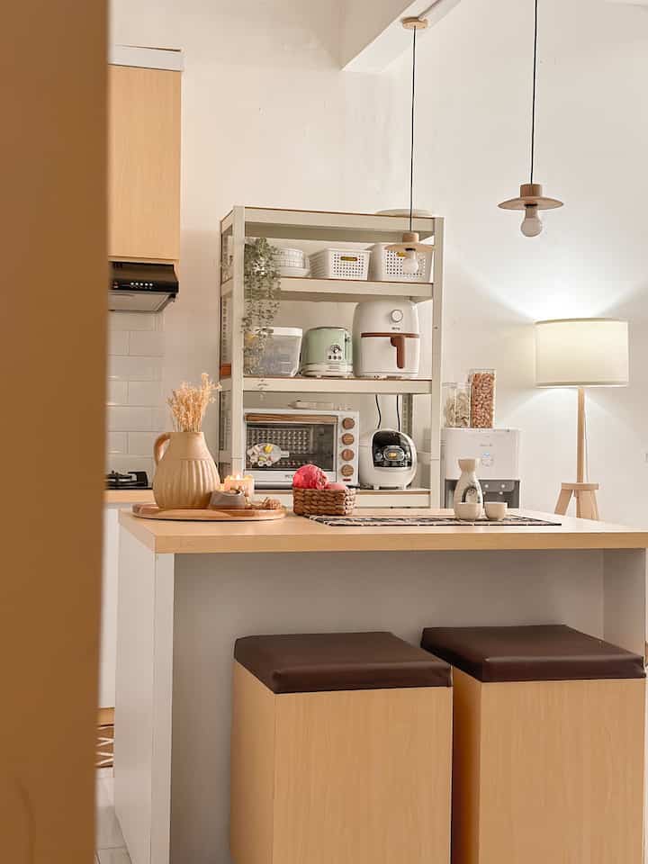 proses mewujudkan dapur impian secara bertahap, dari mulai kitchen set sampai mengisi isi kitchennya. 

Awalnya masih polosan gak ada dekorasi , seperti lampu gantung atau vase bunga. Seiring berjalan nya waktu melihat berbagai inspirasi membuat dapur lebih terlihat aesthetic dan warm, akhirnya memutuskan untuk memasang lampu gantung dan menambah beberapa dekorasi agar dapur terlihat lebih cantik. 


#MyDreamKitchen
#IdeDekorDapur
#DapurEstetik
#JapandiKitchen
#dapurmodern 
#dapurbawahtangga 