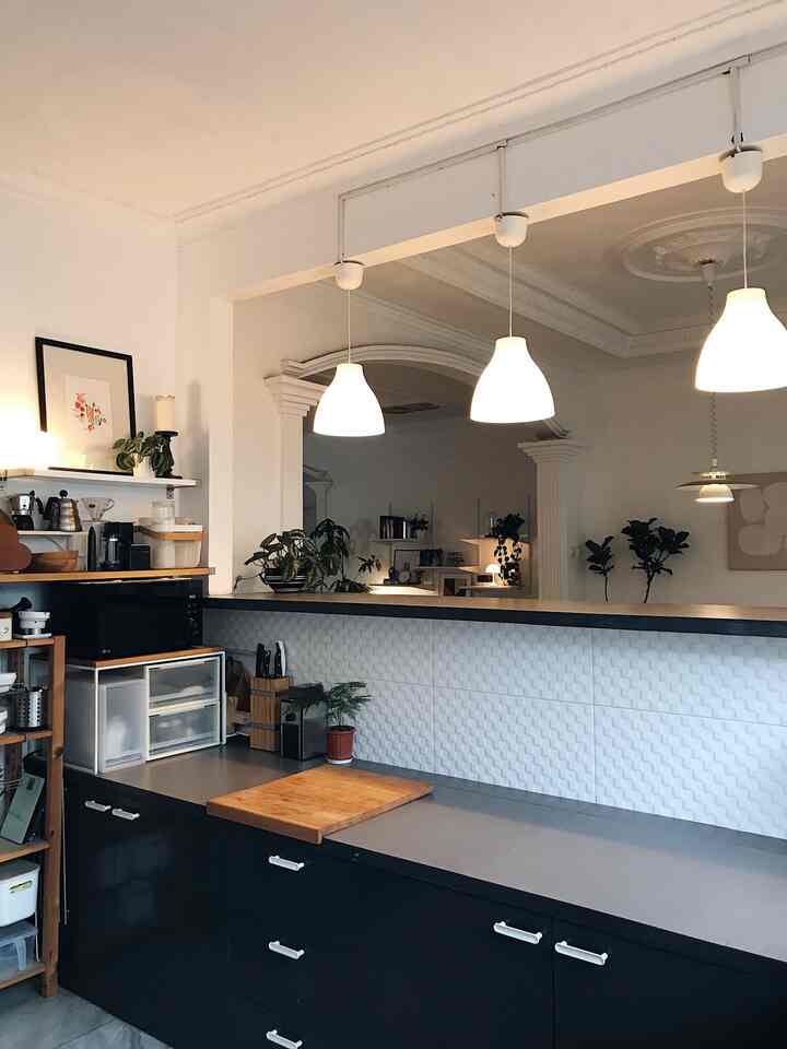 Bertahun-tahun dapur saya masih sama, tidak ada perubahan yang berarti, hanya memindahkan barang-barang yang ada saja. Dapur saya merupakan area paling "maskulin" dalam hal dekorasi dibandingkan ruangan lain di rumah. Perpaduan warna abu-abu tua, kayu, stainless steel, dan putih memberikan efek lebih lembut.

#DapurImpianku
#IdekorDapur
#DapurEstetik #midcenturymodern #ikea #ikeahome #kitchenstyling