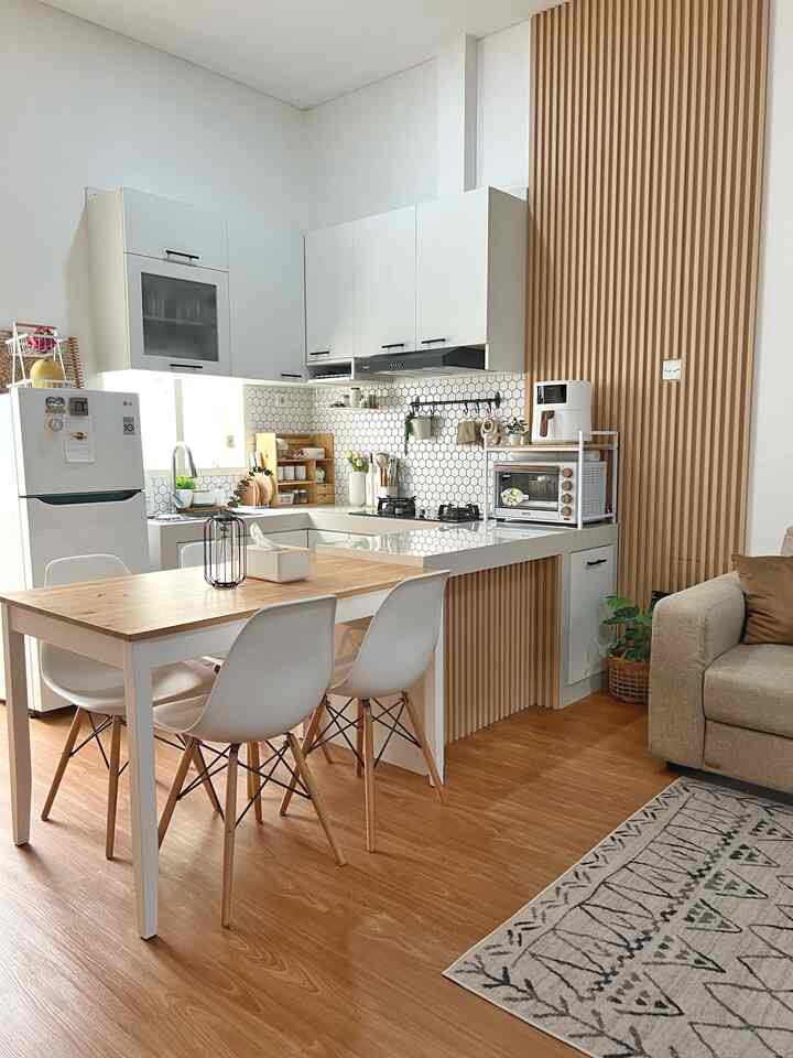 Mewujudkan dapur impian

Dapur U shaped berukuran 2x3 m ini meski mungil tapi compact. Dari segi fungsionalitas, kitchen set atas bawah aku maksimalkan untuk storage. Memenuhi syarat kitchen triangle yaitu ada 3 area untuk prep, cook, dan serve. Dari segi estetika dapur open space ini terang dan tidak pengap, krn memiliki ventilasi yang baik. Penambahan wallpanel di dinding dan table bar sebagai aksen untuk mempercantik sekaligus jadi pembatas area

Di slide kedua dapur masih bertema monokrom dan untuk mengganti vibes ke japadi aku memutuskan pasang vinyl flooring lanjut mengisi perintilan yg bernuansa putih kayu dan terakhir memasang wallpanel 

Inspirasi untuk mendekor dapur banyak aku dapatkan dari pinterest. Prosesnya bertahap kurang lebih 3 tahun dan aku sesuaikan budget dengan prioritas mana yg lebih urgent untuk dibeli

Semoga menginspirasi 🫶🏻

#MyDreamKitchen
#IdeDekorDapur
#DapurEstetik
#homendecor
#kitchen
#kitchenanddining
#dapur
#desaindapur