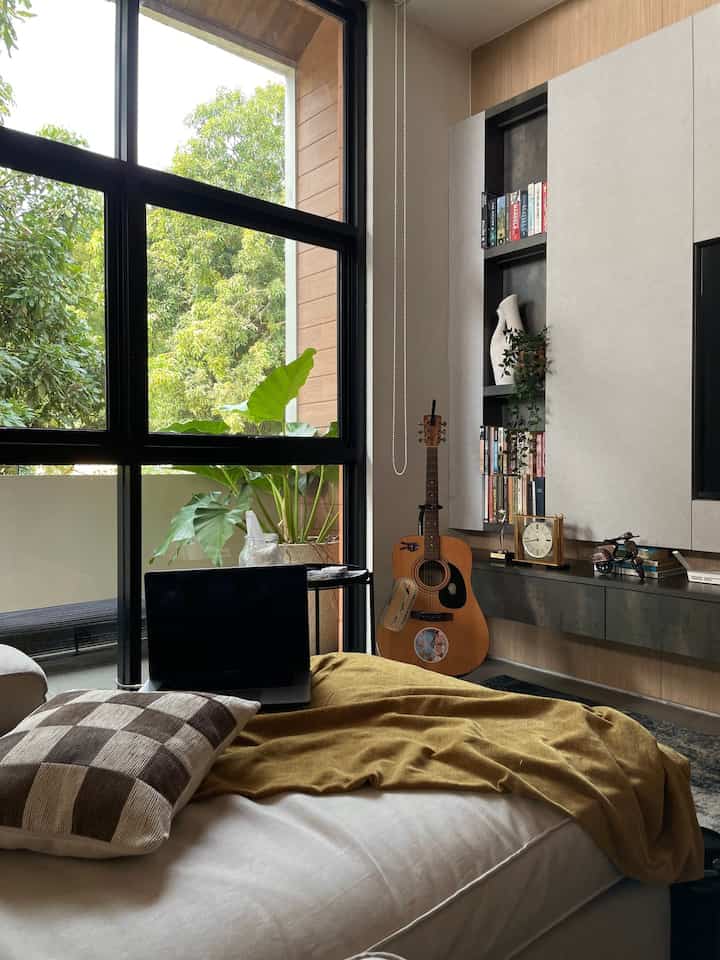 ✨ Living Room✨

Berbagai mood living room di saat pagi dan malam hari. Living Room dirumahpojok ukurannya  3,6 x 3,6 m. Saat ini masih menggunakan sofa IKEA dari rumah lamaku, sudah hampir 5 tahun menggunakan sofa ini, masih cukup awet jadi masih sayang kalau diganti sekarang. Untuk dekorasi living room aku sangat bermain dengan sarung bantal yang diganti-ganti sesuai dengan tema hari besar atau ya sesuai mood 😁 Dan lampu dekorasi atau mood lamp sangat berperan penting dalam ruangan untuk menciptakan suasana dan ambiance yang cozy. Selain itu aku juga suka meletakkan tanaman hidup sebagai dekorasi untuk mendukung tema rumahku yang ada sentuhan tropical nya🪴
_
#LivingRoomStyling
#DekorasiLivingRoom
#LivingRoomMakeOver
#LivingRoomdecor
#Dirumahpojok
#modernminimalis
