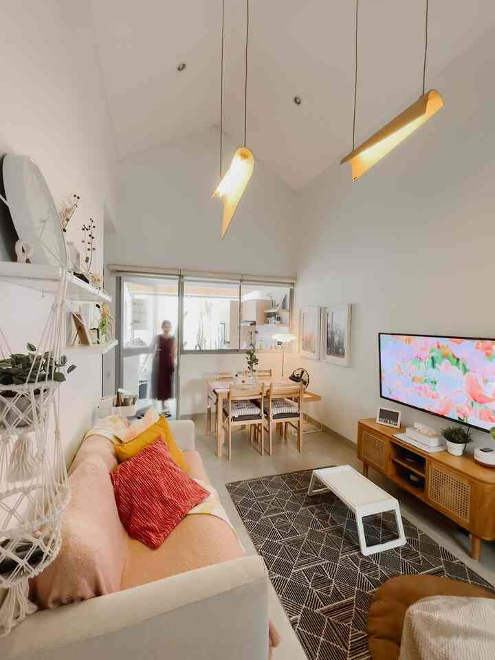Styling Living Room
—
Ambience yang diinginkan dalam livingroom ini adalah cozy dan hangat. Oleh karena itu kami mengandalkan mood lamp berupa hanging lamp dan standing lamp.
Kami juga menyukai dekorasi unik yang dipanjang diatas ambalan untuk mempercantik ruangan.

#livingroomstyling #dekorasilivingroom #livingroommakeover #livingroomscandinavian #livingroomdesign