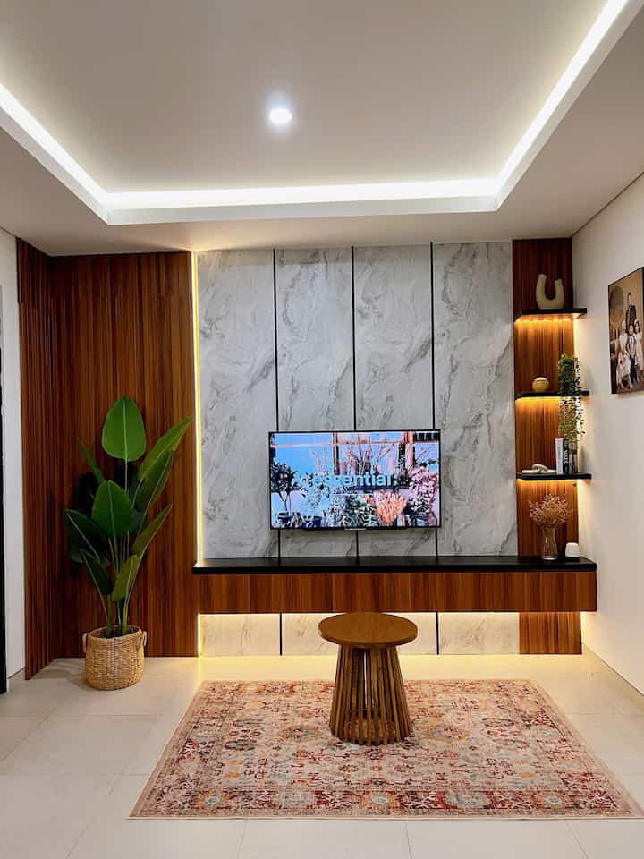 .living room.

Hello sahabat Ohouse..
Ketemu lagi sama living room rumah_veyla ,,
Living room yang didominasi dengan tone yang cenderung bold,,dominasi hitam nuansa warna kayu dan abu-abu memberi kesan warm dan cozy,,

Tidak banyak furniture di living room kami karena kami punya 2 anak kecil di rumah,,jadi anak-anak tetep bebas bergerak tampa takut nyandung atau nyenggol sesuatu,,

#livingroomstyling
#dekorasilivingroom
#livingroommakeover
#dekorasirumah
#modernminimalis