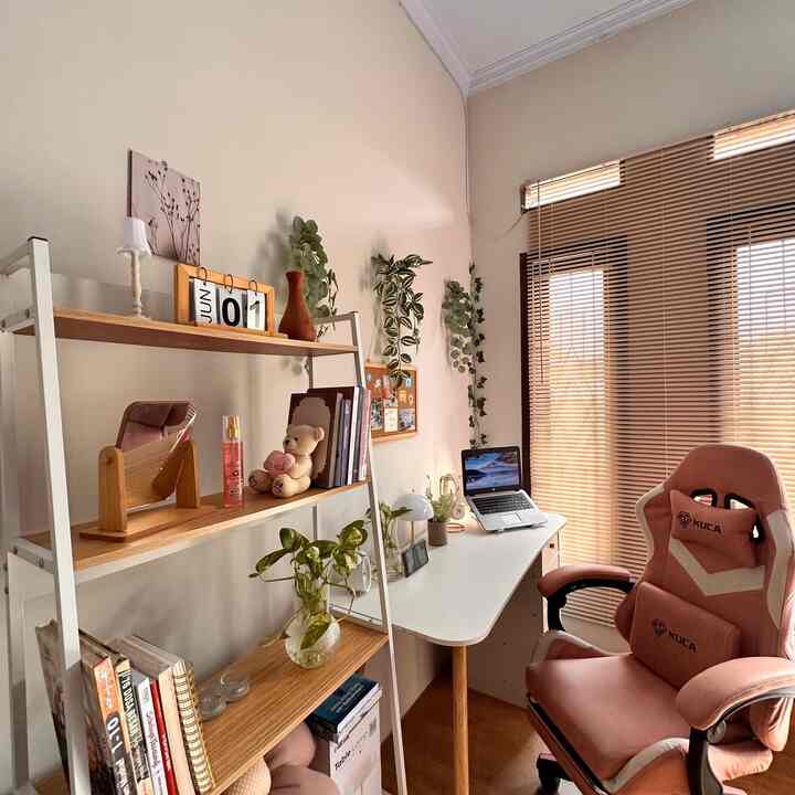 Hai, kali ini aku mau sedikit share tips yaitu cara mencari inspirasi 💡
• Eksplorasi ide ide baru
• Menulis ide ide
• Melirik media sosial
• Mendengarkan musik
• Melakukan observasi pada karya oranglain
• Nonton film
Dll.

Btw sedikit cerita, dulu sebelum mulai ngonten, aku biasa aja, rumah sewa inipun juga biasa aja, lalu sejak mulai ngonten, kayak mau photo atau video produk biar estetik pasti harus keluar rumah misal ke cafe dsb, lama lama capek juga yakan 😅
Finally terinspirasi lah menciptakan ruang kerja ini ✨

#MyDreamWorkSpace
#IdeDekorRuangKerja
#RuangKerjaEstetik