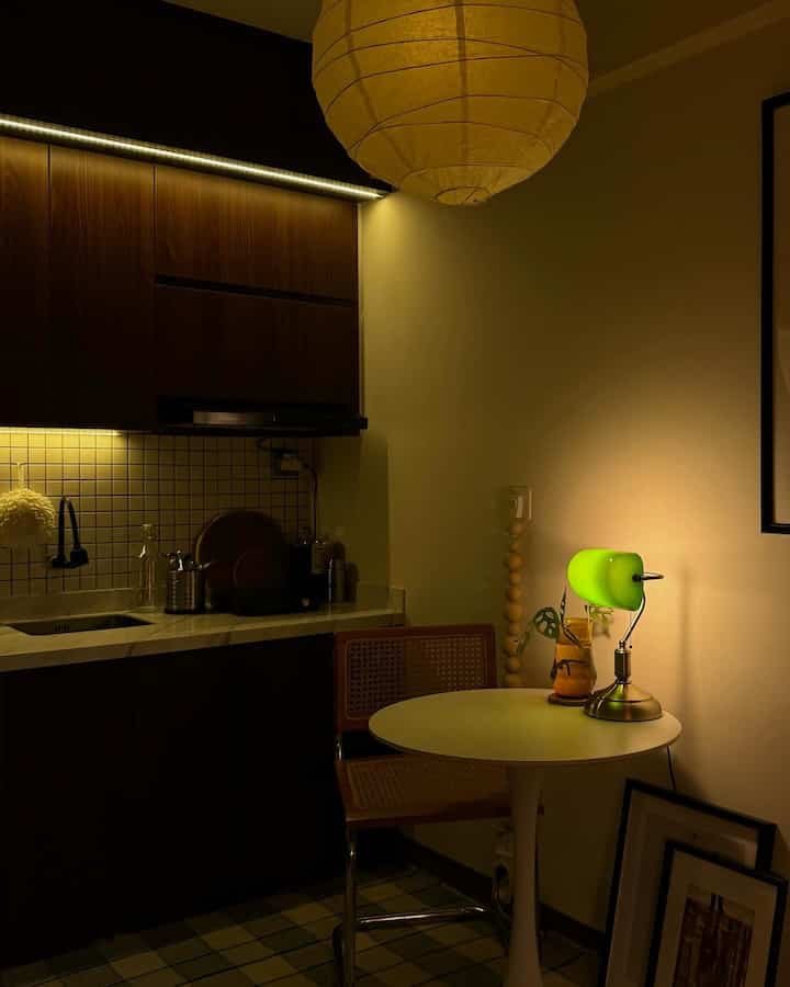 Make over a concrete kitchen without having to dismantle the concrete, so that the kitchen area looks more minimalist and doesn't seem bulky — plus it's more economical because there are no demolition costs (apartment demolition costs)😊👍🏻

The materials used are:
- HPL from @taco.id TH 884 J Tulare Walnut for lower and upper cabinets.
- Matte mosaic ceramic for backsplash.
- Solidsurface white Carrara for
the table top.
.

 #MyDreamKitchen 
 #IdeDekorDapur 
#KitchenAesthetic
#Tuesdayrapt
 #kitchenmakeover #hpltaco #roomdecor #diyhomedecor #diy #tinyhouse #tinyapartment #livinginatinyhouse #inspirasiapartemen