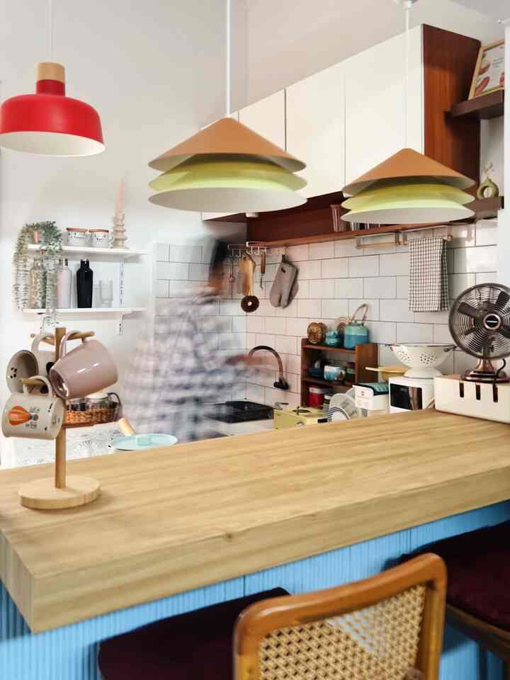 Salah satu item dekorasi yang akhirnya bikin dream kitchen jadi kenyataan adalah kap lampu TESAMMANS dari IKEA ✨

Awalnya pada bagian island table/mini bar pakai kap lampu model diamond berbahan besi, tapi akhirnya memutuskan diganti karena lambat laun kap lampu model diamond berbahan besi malah jadi sarang debu 🧹

Akhirnya setelah kap lampu TESAMMANS dipasang terlihat senada dengan tone warna dari dapur yang bernuansa cerah dan playful 💛

Tone warna dapur yang cerah dan playful memang coba kami ciptakan pada dapur ini karena memang sejak awal item dekorasi yang dipakai pada area dapur adalah alat makan yang lebih berwarna. Seperti koleksi artisan ceramic mug dan set tea pot

#MyDreamKitchen #IdeDekorDapur #DapurEstetik #japandi #midcenturymodern #artdeco #rumahdeveloper #depok 
