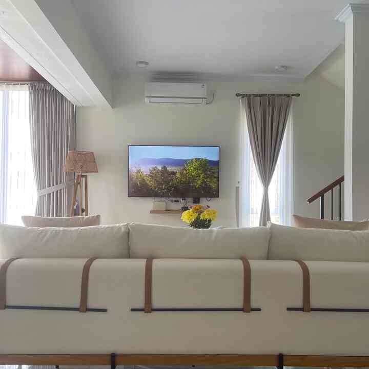 Living room ini sangat sederhana dengan pemilihan warna yang tepat sehingga memberikan kesan hangat untuk keluarga kami☺️
 #livingroomstyling #dekorasilivingroom #livingroommakeover #Batam #rumahminimalis #designrumah