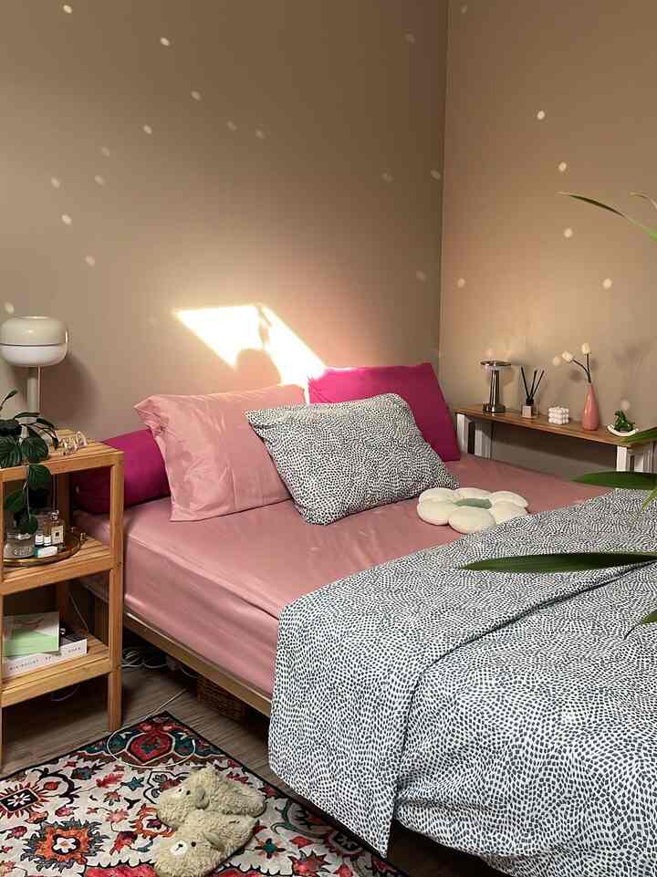 Selain sebagai tempat beristirahat, kamar tidur estetik juga dapat menjadi tempat yg nyaman dan indah untuk menghabiskan waktu dirumah. Perpaduan warna pink membawa suasana kamar ini terlihat manis dan lembut.
#kamaridaman #dreambedroom #idekamartidur #kamarestektik #mydreambedroom #kamartidur #aesthetic