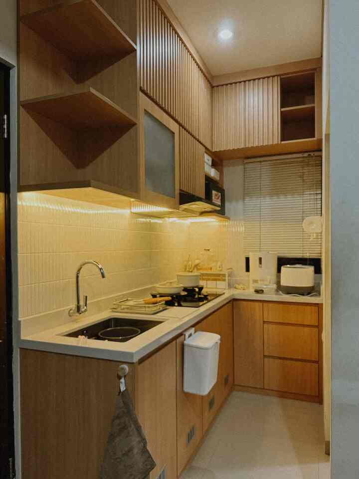 Dream kitchen #Japandi di area gang senggol ✨

Di dapur kami, kami memaksimalkan penggunaan ruang yang efisien karena area luasan dapur tidak terlalu besar. Kami menempatkan kompor dan wastafel dalam jarak dekat untuk memudahkan proses memasak, serta memilih warna dan material yang serasi.

Material kayu digunakan secara dominan untuk kabinet, memberikan kesan alami dan hangat. Table top dapur kami menggunakan granit slab, yang merupakan bahan yang mudah dibersihkan dan tahan lama.

Minimalis dalam dekorasi, kami memfokuskan dapur kami pada fungsionalitas. Beberapa rak terbuka memberikan ruang untuk menampilkan item dekoratif atau peralatan yang sering digunakan.

Nah, ada beberapa tips dari kami untuk menciptakan ‘dream kitchen’:
✅ efisiensi ruang: maksimalkan penggunaan ruang dengan solusi penyimpanan yang pintar seperti rak gantung atau kabinet sudut.
✅ pencahayaan: pastikan dapur memiliki pencahayaan yang cukup, baik dari sumber cahaya alami maupun lampu.
✅ pemilihan warna: gunakan warna-warna netral untuk memberikan kesan luas dan bersih.
✅ investasi pada kitchen appliances berkualitas: peralatan dapur berkualitas tinggi mungkin lebih mahal, tetapi akan lebih tahan lama dan efisien.

Dengan mempertimbangkan aspek-aspek tersebut, tetangga online bisa merancang dapur yang tidak hanya fungsional tetapi juga indah dan nyaman untuk digunakan sehari-hari. Semoga menginspirasi! ☺️🫶🏻

#MyDreamKitchen
#IdeDekorDapur
#DapurEstetik
#rumahmungil #rumahdeveloper #BSD #rumahcluster #rumahdiakasia