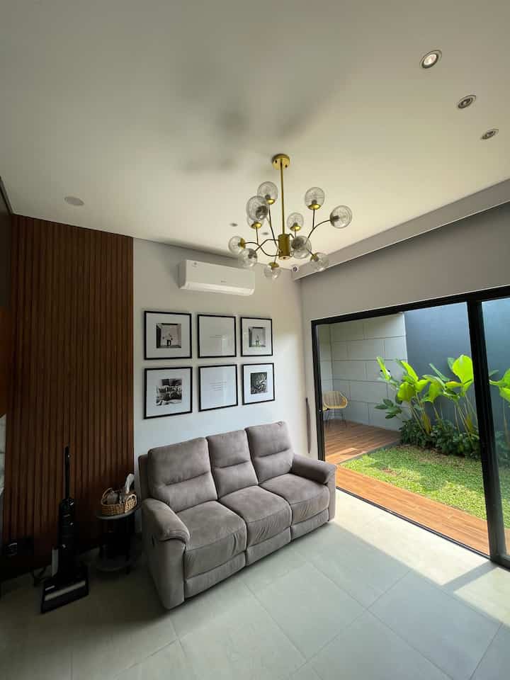 Sebagai pengusung tema minimalis tentu saja kami tidak ingin membawa banyak warna masuk kedalam  #tentramdihuni, living room kami didominasi warna abu dan hitam putih serta sedikit sentuhan motif kayu. Perpaduan mereka membuat ruangan ini menjadi terlihat rapi dan tidak terkesan penuh. 

#livingroomstyling #dekorasilivingroom #livingroommakeover #rumahminimalis #rumahtropis 