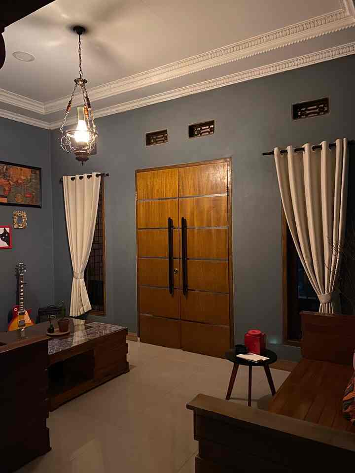 Styling Living Room 

Ambience vintage dan classic. yes, ini lah suasana yang pengen kami hadirkan diruang tamu ini dengan beberapa dekorasi dan furniture yang senada dengan pintu.. 

#livingroomstyling
#dekorasilivingroon
#livingroonmakeover
#decorlowbudget
#inspirasiruangtamu
#livingroom 