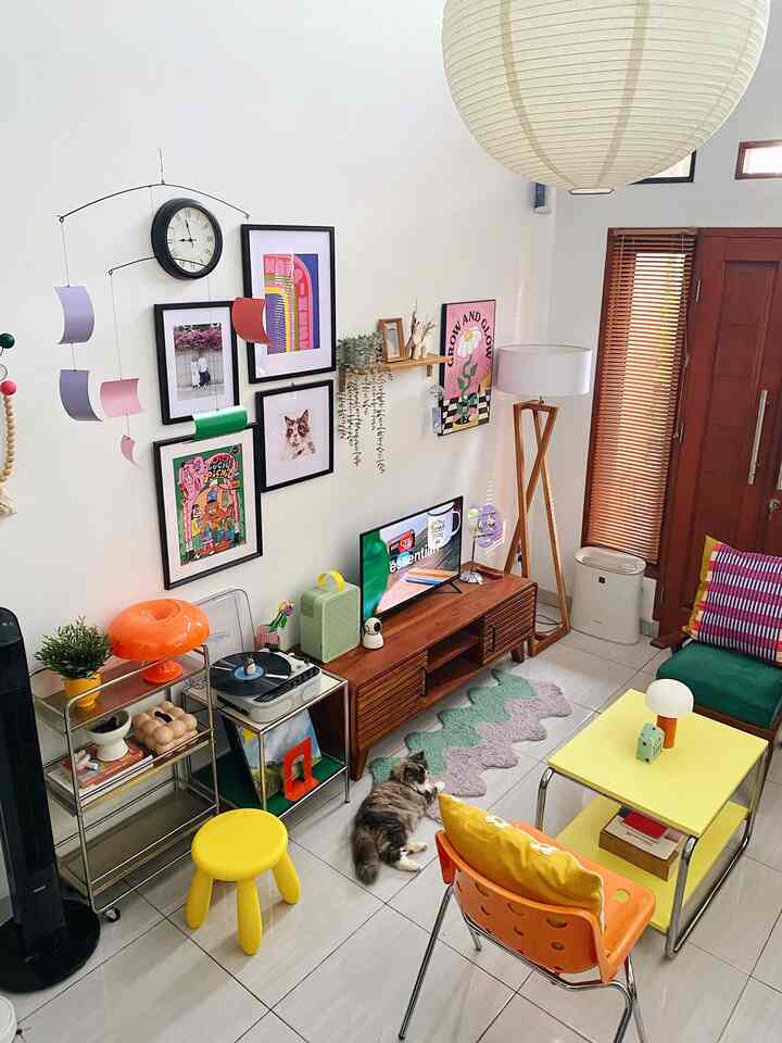 Cheerfull dan playful jadi ambience yang ingin diciptakan dari ruang tamu kami 🌞

Untuk menciptakan ambience ini, kami memakai sejumlah item dekorasi berwarna ceria mulai dari kuning, hijau, oranye, hingga cokelat 🎨

Selain itu kami memadukan sejumlah furniture berbahan stainless steel dan kayu. Misalnya menaruh TV kabinet bernuansa old school atau jengki ala midcenturymodern di samping meja/rak berbahan stainless steel ala art deco 💫

Meski terlihat tabrak warna, tapi ini jadi kunci kami mendekorasi ruang tamu agar terlihat hidup dan berwarna 💛

#livingroomstyling #dekorasilivingroom #livingroommakeover #midcenturymodern #artdeco #depok #petparent #rumahdeveloper