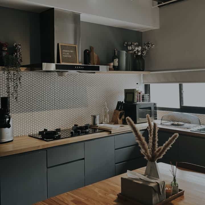 Tempat terfavorit dirumah kami, yaitu dapur !! Selain memasak dan juga tempat percemilan, banyak juga aktivitas lainnya yang di lakukan disini seperti bekerja dan juga kegiatan lainnya. Di dapur ini lebih di dominasi dengan warna yang lebih gelap, seperti hitam dan abu-abu gelap dan juga di mix dengan benerapa unsur traditional dan natural elements agar terlihat lebih aesthetic.

#designideas #kitcheninspiration #modernkitchen #MyDreamKitchen
#IdeDekorDapur
#DapurEstetik
