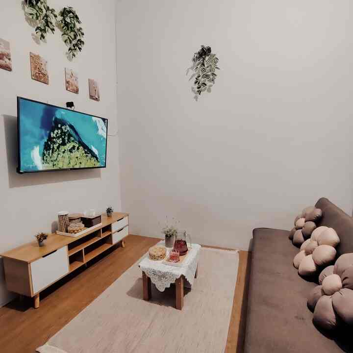 Beberapa tag produk di postingan ini kategori low budget yang aku dapetin di toko oren, lumayan mengisi ruang serbaguna ini, kok ruang serbaguna? yups! bisa ruang tamu, ruang keluarga, ruang santay, nonton, namanya juga kost/kontrakan ya 🤭
Dan cara menatanya pun menyesuaikan mood hehe. Btw pengen nambahin apalagi gitu yaaa tapi masih bingung masih scroll2 toko oren & toko ijo dulu nih wkwkwk 🤏🏼😅

#koststyling #dekorasikost #kostmakeover 