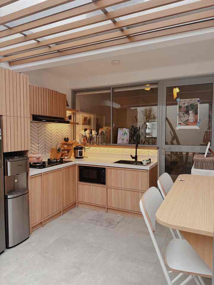 Mewujudkan dream kitchen
—
Pada mulanya dapur dirumah ini hanya dapur segaris yang hanya mampu menampung fungsi masak dan cuci piring, sementara untuk kitchen utensil dan elektronik lainnya belum bisa terakomodir oleh ruang service.
Pada akhirnya dapur diperbesar supaya bisa menampung segala aktivitas. Tentunya dengan desain yang menyesuaikan tema rumah supaya secara fungsi dan estetika dapat seimbang.
#MyDreamKitchen #IdeDekorDapur #DapurEstetik #scandinaviankitchen #kitchenstyling