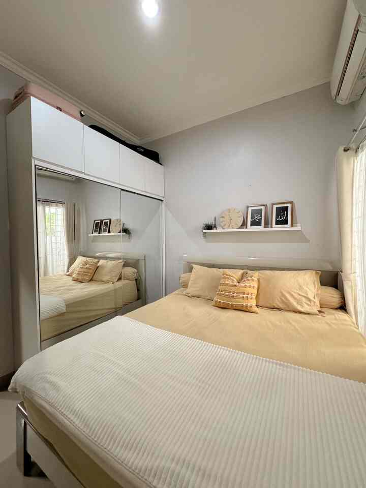 DEKORASI KAMAR TIDUR MUNGIL RUMAH DEVELOPER

Kamar tidur mungil ini berukuran 3x3 meter2. Jadi kami sangat berhati-hati dalam mendekor dan menempatkan furnitur untuk kamar tidur ini, dengan cara membuat skala prioritas.

Kebutuhan yang utama untuk ada didalam kamar tidur ini adalah tempat tidur dan lemari pakaian. Kedua hal tersebut yang kami utamakan baru sisanya menyesuaikan.

Karena pada saat mulai menempati rumah ini, anak-anak kami masih sangat kecil dan masih tidur bersama kami, jadi kami memutuskan menggunakan tempat tidur dengan ukuran yg besar yakni king size.

Kemudian juga karena barang kami yang akan disimpan dilemari cukup banyak, jadi kami memilih custom lemari pakaian. Agak ukurannya sesuai. Dan kami juga mendesain lemari dengan pintu sliding karena spacenya tidak cukup untuk pakai swing door. Lalu pintunya juga dilapis kaca supaya menambah kesan luas pada kamar mungil ini, dan juga supaya tidak perlu menambah space untuk kaca full body lagi.

Lalu kami menambahkan drawer sebagai lemari penyimpanan tambahan yg dibagian atasnya kami taruh cermin supaya bisa multifungsi juga sebagai meja rias. 

Dan karena tidak ada space lagi untuk nakas, jadi kami memasang ambalan diatas tempat tidur untuk menaruh jam dinding, reed diffuser, hiasan, hp, dsb.

Begitulah kira-kira cara kami menyiasati kamar tidur mungil ini agar tetap sesuai dengan kebutuhan kami dan tetap nyaman.

#BedroomStyling #DekorasiKamarTidur #MakeOverKamarTidur 