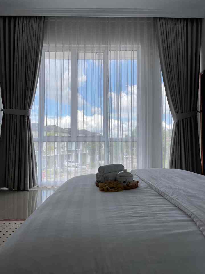 Walaupun bedroom ini masih terlihat polos tidak menghilangkan kesan nyaman dan hangat saat saya berada disini dengan pemilihan warna putih cream dan abu muda membuat bedroom ini jadi terlihat luas, semoga menginspirasi ya untuk yang sedang membangun kamar impiannya 🥰🥰
#BedroomStyling
#DekorasiKamarTidur
#MakeOverKamarTidur 
#kamartidurku 
#sederhana 
#simple 
#white
#batam 