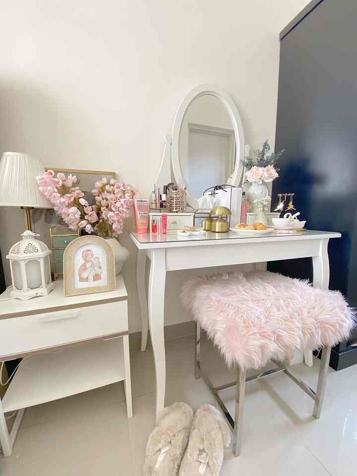 Dalam tema bebas kali ini aku mau posting tempat meja rias aku, tetap dengan tema yg sama shabby chic dengan dolengkapi bunga bunga artifcial dan desain classic. 



#mejarias #homelivingbylistya #favoritecorner #aesthetic #homedecor #shabbychic #pastelcolor