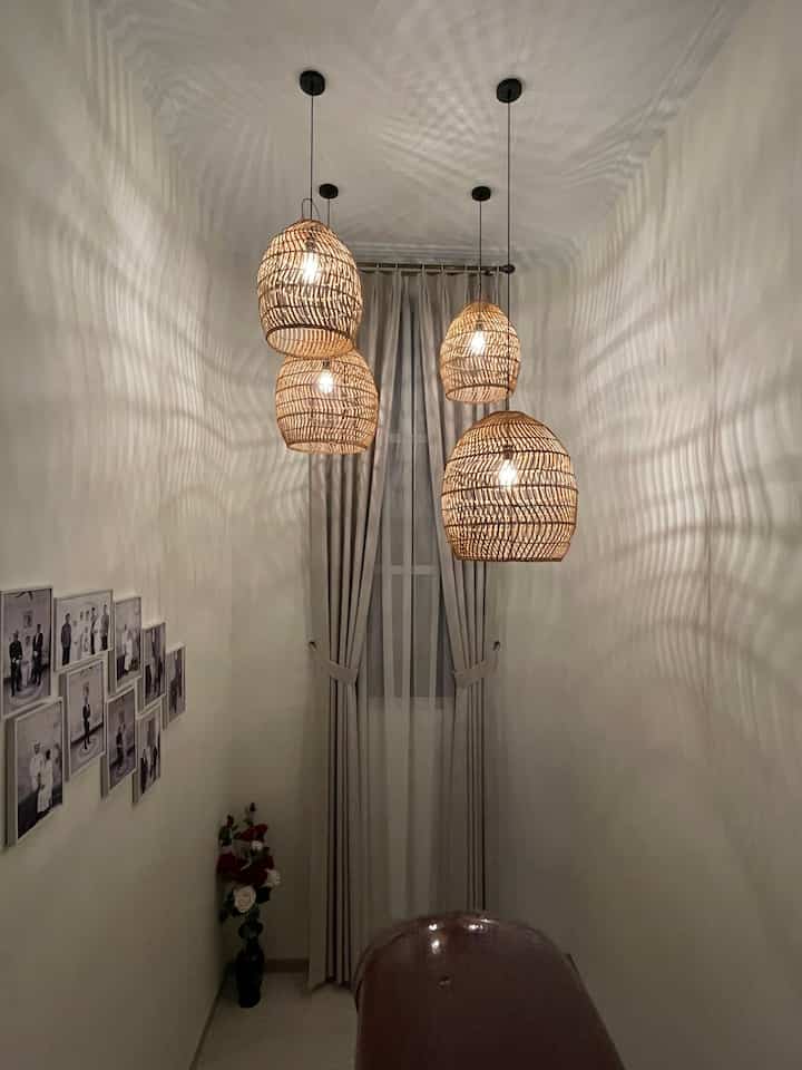 Dalam tema bebas kali ini aku menampilkan beberapa lampu rotan yang ada di rumah aku yang membuat suasana menjadi lebih homey menurut aku☺️🤍 
#homedecorstyling #lampurotan #lampugantung #homey #rumahtinggal #batam 