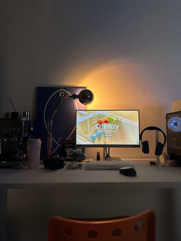 Inspirasi Desk Setup ✨
-
Meja Kerja ini telah di make over dilapisi interior film berearna pearl white agar sesuai dengan tema Minimalist, untuk menambah kesan hangat kita tambah Lampu Meja berwarna stainless dari IKEA , lampu ini bisa di adjust ketinggian dan memutar arahnya sehingga mempermudah arah sorotnya. Monitor menggunakan ukuran 22inch karena menyesuaikan lebar meja dan tingkat kenyamanan kita

#desksetup #mejabelajar #inspirasimeja #homeoffice #aesthetic #minimalist #nightvibes #lamp #angkahouse