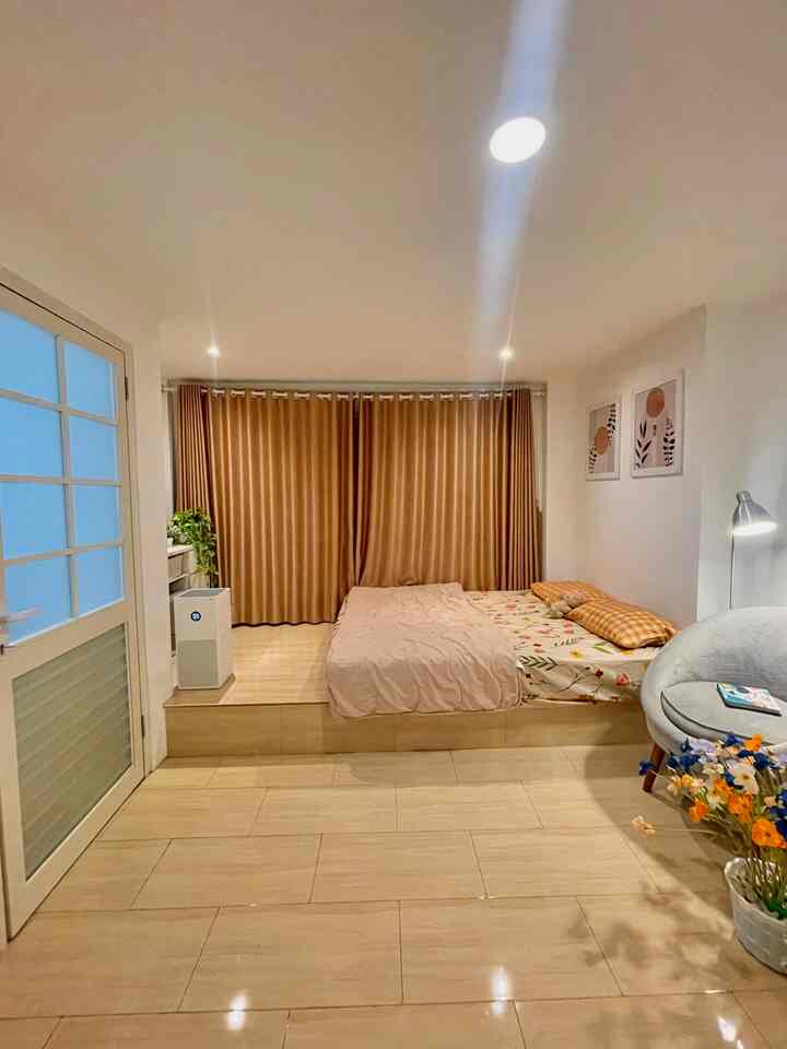 Kamar tidur yang nyaman tidak bergantung pada seberapa luas ruangan yang Anda miliki. Dengan memilih dekorasi yang tepat, niscaya kamar tidur yang sempit pun bakal terasa nyaman.
Berikut enam hal yang harus dipertimbangkan agar kamar tidur jadi lebih nyaman meski ruangannya sempit.
1. Memilih warna netral baik cet maupun furnitur
2. Menggunakan furnitur yang multifungsi
3. Gantung gorden tinggi ala hotel
4. Gunakan beberapa opsi pencahayaan (standing lamp)
5. Pemilihan aksesori ( hiasan dinding & bunga artifisial)
7. Gunakan cermin agar ruangan terkesan luas
#bedroomstyling #DekorasiKamarTidur #MakeoverKamarTidur #kamarjapandi #kamarminimalis #kamar