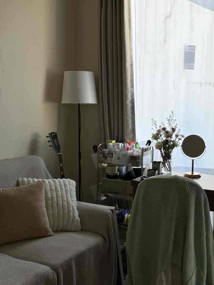 Kost Bedroom Sitting Corner 🤍

Kamar kost/studio apartment ditambahkan dengan sitting corner yang nyaman dengan sofa 2 seater, dilengkapi dengan lampu lantai bisa untuk membaca ataupun menambah ambience ruangan. 

Meja kerja dibuat multi fungsi dengan meja rias, dilengkapi rak susun troli untuk menyimpan skincare dan make up, berwarna transparan untuk menambah aesthetic ruangan

#bedroom
#kamartidur 
#kost
#Sofa 
#lowbudget
#dekorasikost
#dekorasikamar

