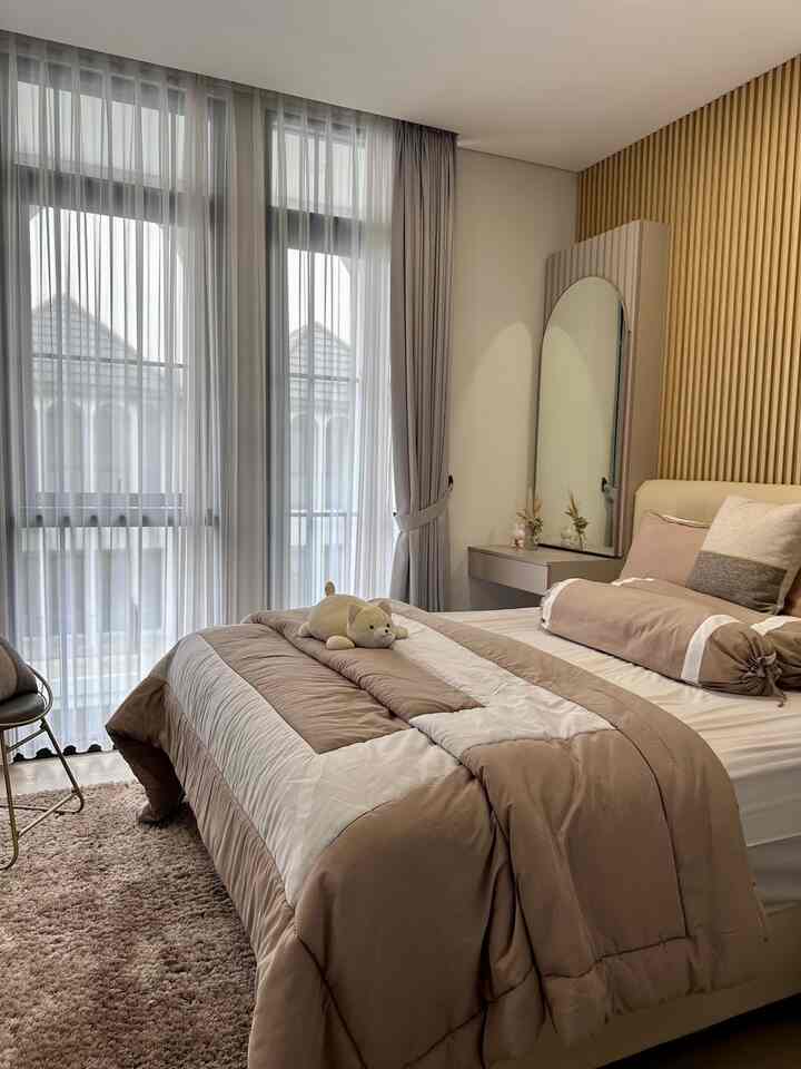 
Caraku memaksimalkan kamar utama dengan luasan terbatas. Kamar ini merupakan kamar standard rumah developer dengan ukuran kamar 3x4 m dan tinggi ceiling 2.8 M.
Namun, aku ingin transform looks nya agar terasa nyaman dan of course memiliki vibes modern luxury. 
But of course, since I don’t have much budget to splurge on it, Aku memilih dekor sendiri tanpa bantuan interior designer.

Here’s my few tips for you:
🌸Pilih dipan minimalis queen size 160x200 cm agar pas untuk kamar yang tidak terlalu besar
🌸Custom wardrobe ukuran 200x60x280 full plafond agar muat banyak barang 
🌸Cabinet meja rias multifungsi yang bisa difungsikan sebagai meja kerja juga
🌸Storage multifungsi sebagai pengganti bedside table untuk memaksimalkan storage
🌸Custom gorden floow to ceiling auto merubah ruangan jadi kayak hotel berbintang

Gimana menurut teman teman? 
#bedroomtour #spacesavingfurniture #modernminimalis #bedroominspiration #bedroominspo #Bedroomstyling #Dekorasikamartidur #MakeoverKamarTidur