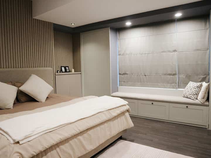 Hello from Our Master Bedroom yang bergaya American Classic mengikuti gaya dari hunian kami.. last year, kami memutuskan untuk menambah wall panel kayu agar memberi kesan hangat..
Kami juga menggunakan build-in furniture untuk memaksimalkan space yang ada..
#bedroomstyling #dekorasikamartidur #makeoverkamartidur #americanclassic #masterbedroom #apartment