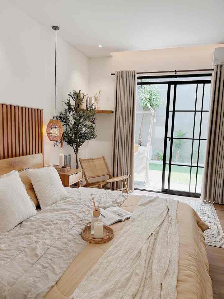 Ruangan tidur utama di dominasi kayu jati & lantai SPC agar terasa lebih hangat

#BedroomStyling #desainkamartidur
 #DekorasiKamarTidur
 #MakeOverKamarTidur