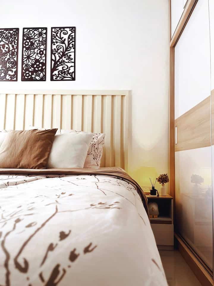 Bedroom Styling

Kamar tidur adalah area ternyaman untuk melepas lelah setelah berkegiatan, maka dari itu aku ingin menciptakan suasana yang warm dan cozy. Bedroom di Kei House ini memakai konsep japandi, terlihat dari model furniture yang aku custom. Diantaranya divan dengan desain Tatami bed dan lemari sliding khas rumah jepang. Alasan memilih furniture custom karna aku ingin memaksimalkan fungsi ruangan agar kamar tidur ini terlihat compact dan semua furniture menjadi fungsional.  

#BedroomStyling
#DekorasiKamarTidur
#MakeOverKamarTidur
#JapandiStyle
#TatamiBed
