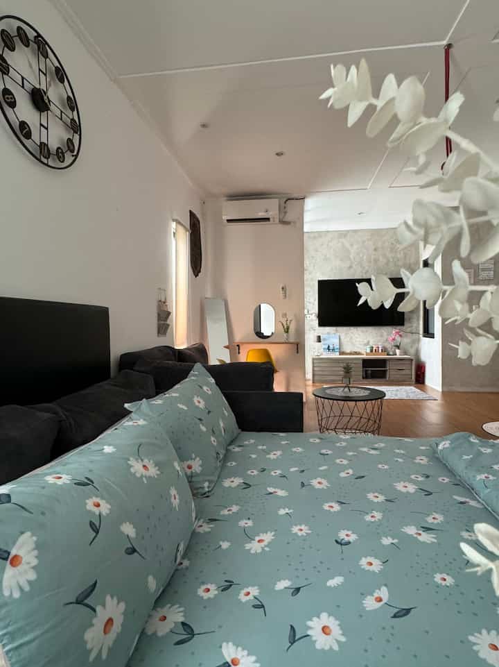 Master bedroom di rumahyuqibam ☺️

Aku selalu ingin ciptakan suasana nyaman di kamar,,dan fasilitas juga sebisa mungkin udah ada di kamar ini, furniture yang digunakan harusbyang multifungsi, juga karena punya banyak anak hehehe jadi anak-anak klo mau tidur sm mama papanya bisa bs memanfaatkan sofa yang sekaligus bisa jadi extra bed...

Impian bisa punya kamar luas dan lowong tentunya, jangan lupa selalu memakai furniture yang multifungsi yah biar gak boros tempat tentunya 😊

#BedRoomStyling
#DekorasiKamarTidur
#MakeOverKamarTidur
#InspirasiKamarTidur
#Kamartidurindustrial
#rumahyuqibam