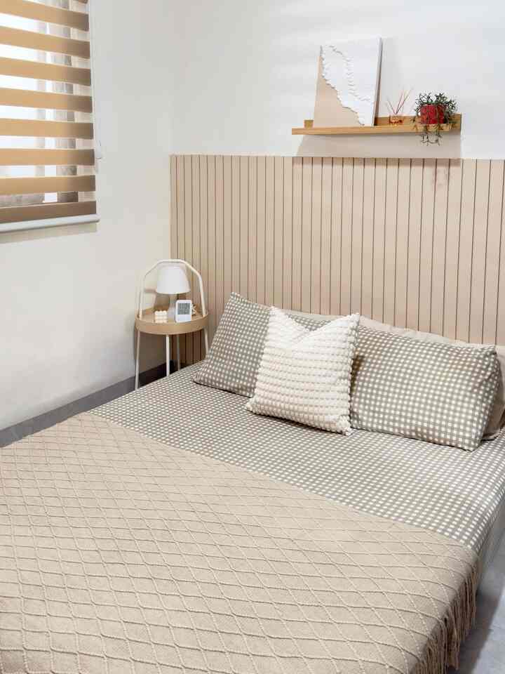 Karena kasur mepet tembok, jadinya tembok mulai menguning. Akhirnya kita makeover dengan lowbudget menggunakan wall batten sebagai headboard dan ini hasilnya 🫶🏻 



#BedroomStyling
#DekorasiKamarTidur
#MakeOverKamarTidur
#MakeOverKamarLowBudget
#KamarTidurMinimalis
#HeadBoardWallBatten
#InspirasiKamarTidurMinimalis


