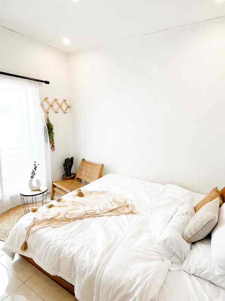 Master kamar rumah alfa cuma uk 3x3.25m , dan master bed size 180x200cm ,kami menambahkan kursi santai di bagian depan balkon untuk sekedar santai duduk 2 sambil lihat view dr kaca balkon .untuk tema kamar ini tema nya mix japan x boho , karena ada wall decor ala boho sebagai pajangan di kamar ini. Kami memakai warna bedcover warna putih untuk menekankan kamar yg bersih dan menambah kesan luas 🥰🩵
#BedroomStyling #DekorasiKamarTidur #MakeOverKamarTidur #bedroomdesign #bedroomdecoration