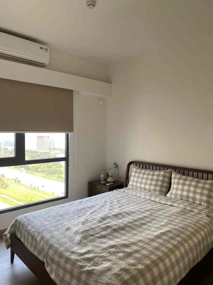 Tinggal di apartemen kecil berarti memanfaatkan setiap inci ruang secara maksimal. Agar semuanya rapi, saya hanya menyertakan hal-hal penting: tempat tidur dengan rangka tempat tidur, lemari pakaian, meja samping tempat tidur, dan beberapa hiasan dinding.

Untuk menambah kesan pada ruangan, saya suka bermain dengan sprei warna-warni dan bermotif. Dengan cara ini, saat tamu datang, perhatian mereka tertuju pada seprai yang berwarna-warni, bukan pada ukuran ruangan.

Saya sedang berpikir untuk menambahkan beberapa dekorasi di meja samping tempat tidur dan mungkin tanaman hijau nanti. Namun untuk saat ini, pengaturan ini berfungsi dengan baik untuk saya.

Semoga berhasil mendekorasi kamar  Kamar  #kamartidur #estetik #dipan