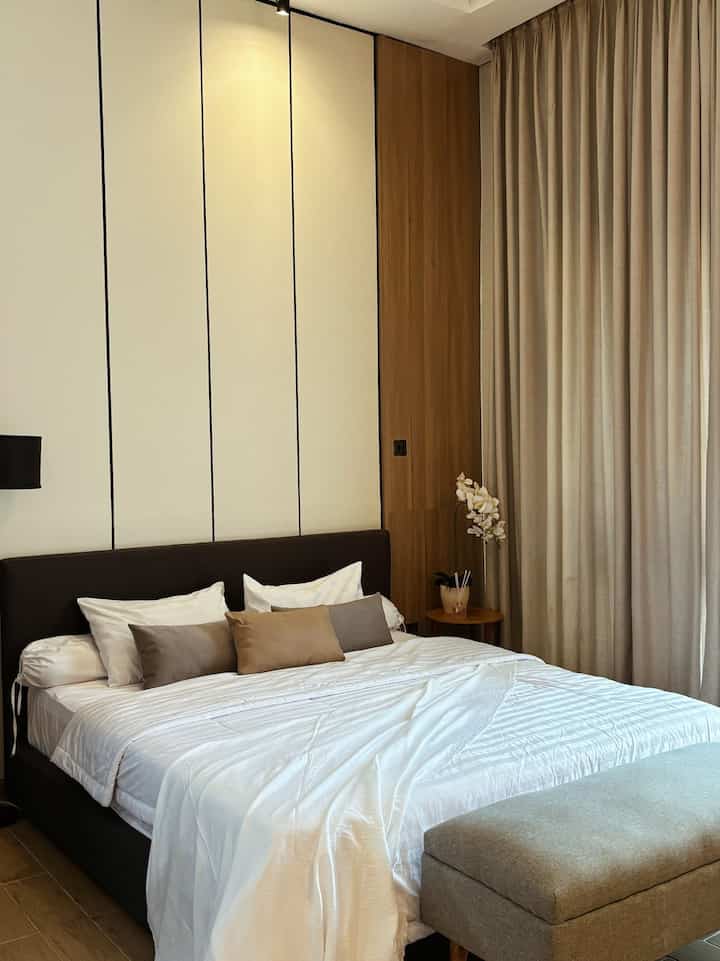 Kamar tidur harus nyaman dan tenang, pemilihan lighting dengan lumen rendah membantu agar ambiance pada kamar lebih redup, penggunaan bench untuk duduk saat akan menggunakan pakaian atau menonton tv sebelum tidur, sedikit dekorasi saja cukup, agar tidak menggangu kenyamanan #BedroomStyling #DekorasiKamarTidur #MakeOverKamarTidur #Kamartidurutama #Depok 