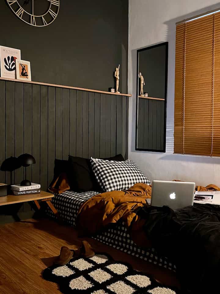 ➖ Bedroom Vibes

Kamar tidur utama yang masih sama kaya ruangan lain dirumah ini, masih bernuansa bold and warm.

Kenapa pilih warna bold? 
Salah satunya kami sangat suka tidur dengan keadaan gelap dan lampu kamar dimatikan. 
Kamar yang gelap juga membantu kami tidur lebih nyenyak. Tenang, alhamdulillah ngga ada nyamuk kok disini 😁🖤

Karena kamarnya sangat mungil, jadi furniturenya pun sangat minim, hanya ada tempat tidur dan sofa single seater di reading nook saja.

Semoga menginspirasi ya kamar Bold ini 🖤

#BedroomStyling
#DekorasiKamarTidur
#MakeOverKamarTidur
#Kamartidur #kamartidurutama #bedroom #bedroomdecor #bedroomstyle #kamarmungil #boldbedroom #warmandboldbedroom 