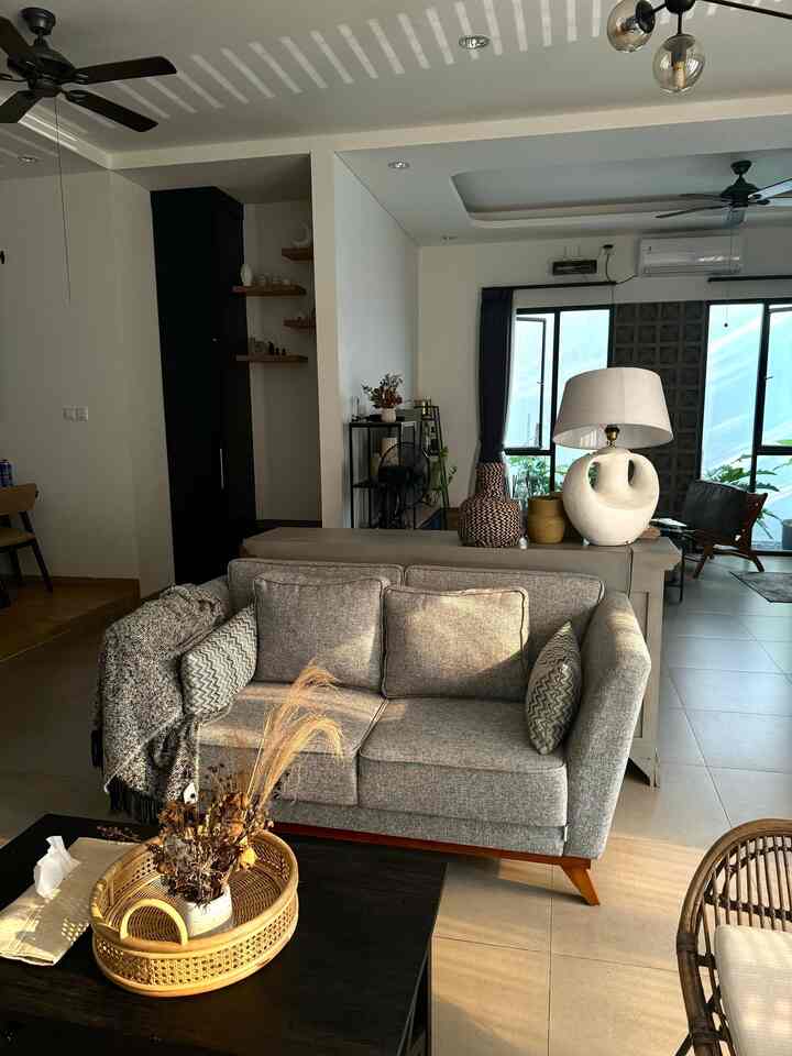 Siapa bilang furniture dari rotan bikin rumah kelihatan jadul. Kalau kamu bisa padu padanin nya malah bisa bikin ruang tamu kamu jadi lebih menarik. 

rotan itu bikin ruangan jadi keliatan lebih natural dan refreshing. Selain itu, rotan juga punya gaya yang fleksibel, cocok buat gaya dekorasi apapun, dari yang vintage sampe yang modern. Yang pasti, dengan furniture rotan, ruang tamu km bakal jadi tempat yang paling nyaman buat ngumpul bareng keluarga atau temen

Yuk swipe left untuk lihat hasil dekornya


#furniturinterior #rotan #furniturrotan #kursirotan #mejarotan #ruangtamuunik