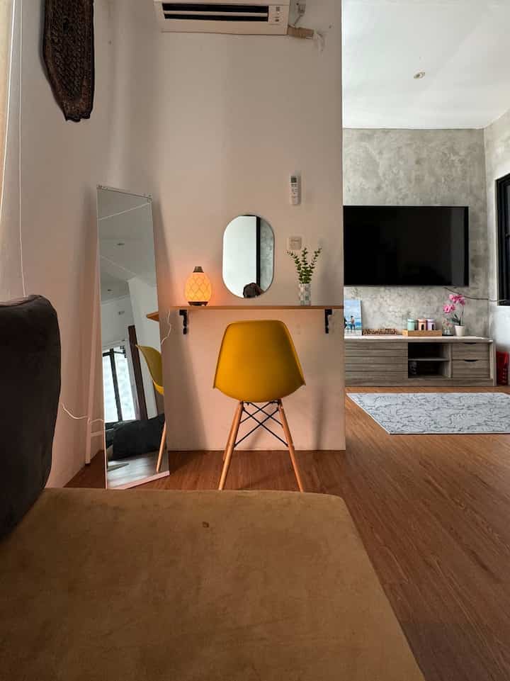 Masih area kamar tidur...ada banyak ide dalam dunia furniture tanpa menghilangkan fungsinya, dan aku memilih ambalan untuk bisa jadi meja rias simpleku, dan tetap memperhatikan kepraktisan dan fungsi utamanya sebagai meja rias ☺️

#rumahyuqibam
#RumahIndustrial
#MejaRias
#Idemejarias
#MejaRiasLowbudget
#MejaRiasSederhana