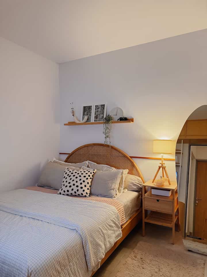 Kali ini mau sharing beberapa tips yang diaplikasikan di kamar tidur ini untuk membuat bedroom semakin nyaman ✨ :
1. Pemilihan warna
Kami memilih warna lembut dan netral supaya memberikan efek menenangkan.
2. Pencahayaan
Lampu tidur tipe warm white dengan cahaya redup juga menjadi elemen penting yang membuat suasana kamar menjadi lebih nyaman untuk istirahat
3. Dekorasi
Tidak ketinggalan penempatan elemen dekorasi yang minimalis dan tidak terlalu ramai agar tidak mengganggu suasana tidur. Adanya elemen pribadi seperti foto keluarga juga bisa 
memberi rasa nyaman dan familiar untuk di area kamar tidur.

#BedroomStyling #DekorasiKamarTidur #MakeOverKamarTidur #KamarTidurMinimalis #ScandinavianBedroom #BedroomInspo