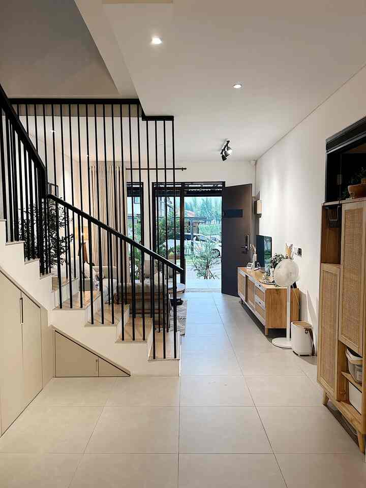 Tangga ini iconic banget di rumah ku, dan memang jadi bagian yg mempercantik ruangan #desaintangga #desainreling #interior #rumahidaman #desaintanggaestetik