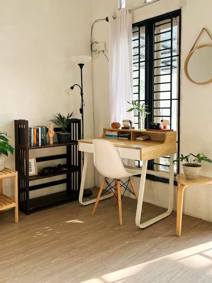 Area kerja dengan limpahan sinar matahari membuat area kerja terasa lebih terang, luas dan hangat. Dengan menambahankan tanaman hidup area kerja menjadikan suasana lebih segar

#HomeOffice #Dekorasiruangbelajar #Dekorasiruangkerja #RuangKerja #DeskSetUp #RumahSubsidi 