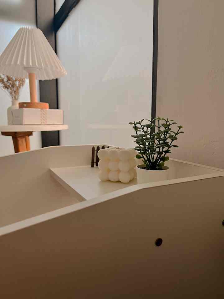 — Tempat Tanaman Tiruan 🪴

Salah satu pemanis rumah itu ada hijau-hijau biar seger aja keliatannya, setuju ga?

Nah di denty.house ada beberapa tanaman dari brand ikea yaitu “fejka”
ada beberapa jenis fejka disini, mulai dari tanaman tiruan berupa kaktus 5cm, kaktus 6cm, tanaman gantung dan tanaman juntai.

rekomendasi penempatannya seperti ini yaah, aku tempatkan kebanyakan di area dapur.
kenapa? karena hampir sering kegiatan aku tu di dapur, biar segerin mata aja gituu.

semoga menginspirasi yaa🫶🏻🪴

#dekorasi #itemdekorasi #TanamanDeco #tanamangantung #tanamandalamruangan #tanamanrumah #tanamanhijau #idedekorasi 